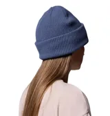 Gorro tipo beanie de tejido de punto acanalado en color azul oscuro, con vuelta y parche circular de la marca Columbia en el frente.