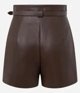Short de poliuretano color negro, de corte recto con pinzas frontales y largo corto. Incluye un cinturón fino con hebilla y pasantes metálicos.