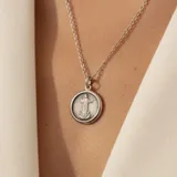 Medalla de plata 925 con la imagen de San Cono, de 23mm de diámetro. No incluye cadena.