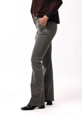 Pantalón tipo jean de corte slim con leve apertura en el bajo, confeccionado en tela de algodón con acabado en tono verde oliva.