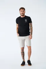 Bermuda tipo chino de corte recto, confeccionada en una mezcla de lino y algodón. Presenta bolsillos laterales, cierre de cremallera con botón y pasacintos en la cintura.