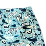 Short de baño con estampado de motivos náuticos en tonos celestes y blancos. Cuenta con cintura elástica, tres bolsillos y malla interior hipoalergénica.