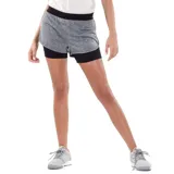 Short deportivo Topper 2 en 1 para mujer, compuesto por una calza corta negra interior y un short exterior gris melange con cintura elástica ancha negra.