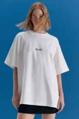 Remerón oversize de algodón color blanco off-white, con cuello redondo, mangas anchas y estampa frontal con el logo de la marca.