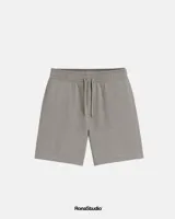 Bermuda gris de algodón premium con cintura elástica ajustable con cordón.