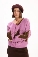 Sweater de punto con escote en V y calce relajado, con diseño de rombos en color bordó y celeste.