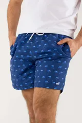 Short de baño azul con estampado de flamencos.