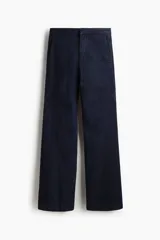Jean de denim azul oscuro con tiro alto y corte acampanado, confeccionado con algodón elástico. Presenta bolsillos laterales al bies y cierre frontal oculto.