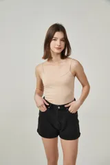 Musculosa de bretel fino color crudo, corte ajustado al cuerpo y escote redondo.