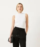 Blusa musculosa básica de punto acanalado Cortelle, color blanco, con cuello alto y tirantes anchos.