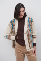Cardigan de punto con escote en V y cierre frontal de botones. Presenta un diseño estampado con patrones geométricos en tonos beige, marrón y detalles en azul vibrante.