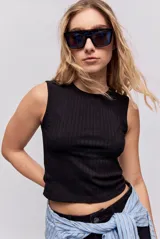 Musculosa de tejido elastizado con textura acanalada y calce al cuerpo, cuello redondo.