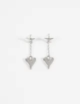 Aros colgantes plateados con diseño de estrella en el stud y dije de corazón unido por una cadena fina.
