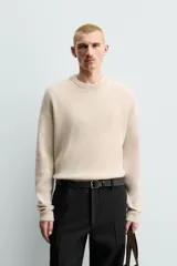 Jersey de punto canalé con cuello redondo y manga larga, confeccionado en hilatura de cashmere. Presenta un corte regular fit con acabados en rib en puños y bajo.