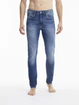 Jeans de calce slim, color azul, con pierna ajustada y tiro bajo.