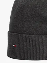 Gorro tipo beanie de punto canalé en color gris oscuro, con vuelta y logo de la marca bordado en la parte frontal.