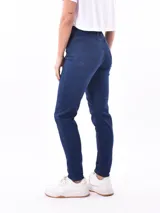 Pantalón jean skinny color azul claro.