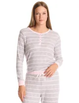 Conjunto de pijama compuesto por una remera de manga larga con escote redondo y cierre frontal de botones, y un pantalón con cintura elástica y lazo de ajuste. Presenta un estampado floral en tonos azules sobre fondo blanco.