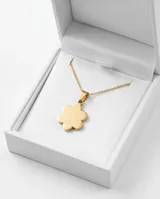 Collar de acero dorado con dije en forma de flor margarita de seis pétalos.