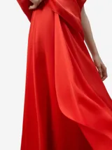 Falda midi color rojo, de viscosa, con corte asimétrico y cierre lateral invisible.