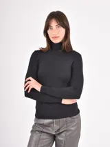Polera de manga larga ajustada al cuerpo, con cuello alto, confeccionada en tejido suave y elástico de color negro.