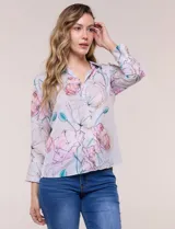 Blusa de gasa liviana con estampado animal print que combina leopardo y cebra, cuello camisero con escote en V y mangas largas con puños anchos.