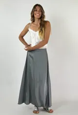 Falda larga de corte evasé color gris.