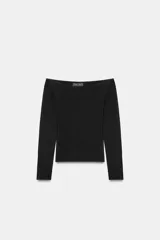 Top de punto ajustado al cuerpo con escote recto estilo off-shoulder y manga larga.