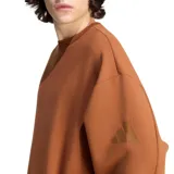 Buzo adidas Soft Lux de color tostado, cuello redondo, manga larga y diseño holgado con puños y dobladillo en rib.