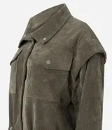 Campera de pana cotelé color verde militar, con cuello camisero, cierre frontal con botones metálicos y bolsillos frontales con solapa. Presenta diseño de sisa desplazada y cordones ajustables en el ruedo.