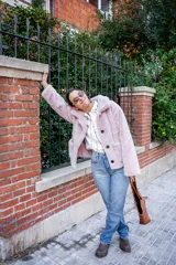 Camisa blanca de algodón con bordados de flores rosas en cuello, frente y puños, corte clásico y cierre con botones.