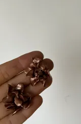 Par de caravanas con forma de flor, hechas a mano en porcelana.