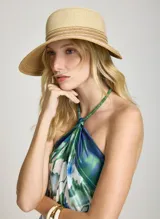 Sombrero de paja estilo cloche con detalle de franja tejida con patrón geométrico en tonos tostados y blancos alrededor de la copa.