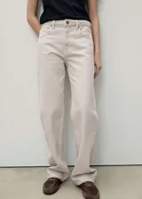 Pantalón de jean de corte recto y tiro medio, con diseño clásico de cinco bolsillos, cierre frontal de cremallera y botón, y trabillas para cinturón.