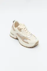 Zapatillas chunky color blanco y beige, con base robusta de 5,5 cm de altura.
