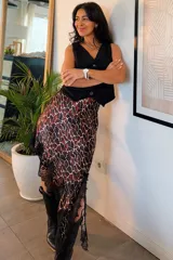 Falda asimétrica de seda con estampado animal print, talle elástico y detalle de encaje negro en el ruedo.