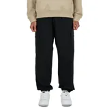 Pantalon cargo tipo jogger color negro, con cintura elástica, bolsillos laterales funcionales y puños elásticos en los tobillos.