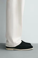 Mocasín casual de hombre confeccionado en piel con acabado serraje en color beige, con detalle de bordón en el empeine y suela fina al tono.