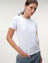 Remera básica blanca de manga corta, con cuello redondo y corte recto de calce cómodo.