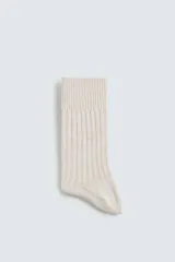 Calcetines cortos de algodón, color beige claro, con textura acanalada (canalé) y puño elástico.