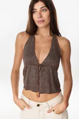 Top halter tejido de punto con hilos de lurex en color marrón, escote en V pronunciado y cierre delantero con tiras para anudar.