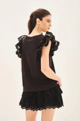 Remera de jersey de algodón color blanco, de calce recto y escote redondo, con detalle de doble volado de broderie en las mangas.