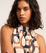 Blusa sin mangas de chiffon con cuello halter y estampado de eslabones en tonos marrón y negro.