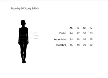 Buzo color crema con estampado azul marino que dice 'New York Health & Wellness Club Sporty & Rich Est. 1994'.