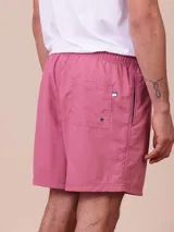 Short de baño azul marino con cintura elástica ajustable con cordón y logo bordado en la pierna.