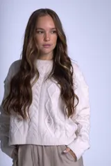 Sweater color crema de punto con diseño de ochos y flores bordadas. De corte holgado y mangas largas.