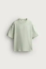 Sudadera de manga corta color crudo, corte relaxed fit, confeccionada en tejido interlock de algodón con cuello redondo.