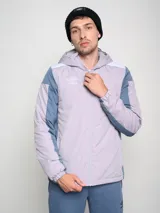 Campera deportiva Umbro con capucha, cierre frontal y bloques de color. El cuerpo principal es azul marino, los hombros son blancos y las mangas tienen paneles laterales en gris claro.