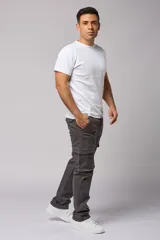 Pantalón cargo gris de gabardina con bolsillos laterales con fuelle y solapa, corte recto y tiro medio.