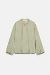 Cazadora bomber fluida de color verde, con cuello redondo, manga larga abullonada, bolsillos frontales y cierre de cremallera metálica.